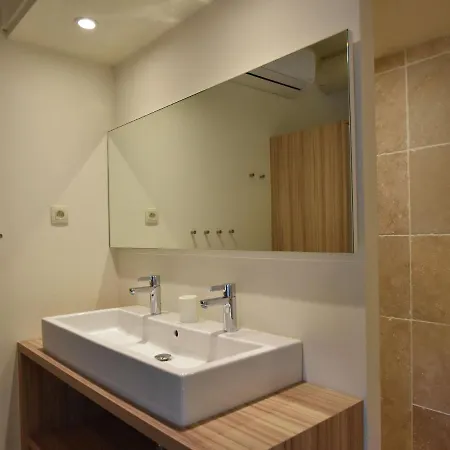 Charming Flat In Que With Jacuzzi Apartment *
