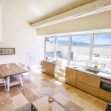 Charming Flat In Que With Jacuzzi *