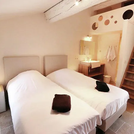 Charming Flat In Que With Jacuzzi Apartment