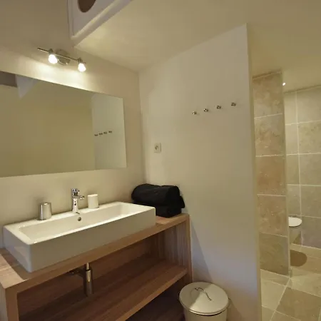 Charming Flat In Que With Jacuzzi Apartment *